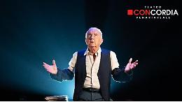 Gene Gnocchi in uno Spettacolo Comico e Riflessivo