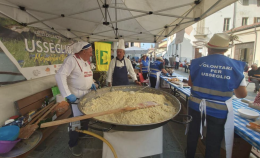 Un maxi-risotto nelle vie del centro per celebrare i formaggi del territorio (VIDEO)
