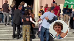 Tragedia di Caselle: palloncini colorati e tanto dolore per l'ultimo saluto alla piccola Laura (VIDEO)