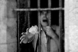 Detenuto schiaffeggia l'agente di Polizia