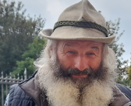 Vive sei mesi l'anno in un alpeggio da quasi 50 anni: "Difendo la montagna"