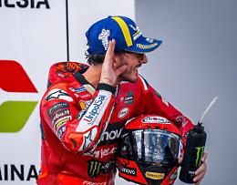 Da tredicesimo a primo, Bagnaia torna in vetta al Mondiale: "Ringrazio la mia favolosa Domizia!" 
