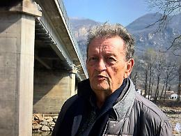 Chiusa la ferrovia, aumenta il traffico sul ponte danneggiato: "I nuovi carichi sono pericolosi!"