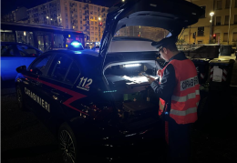 Vede i Carabinieri e ingoia l'ovulo di eroina: in manette un 22enne