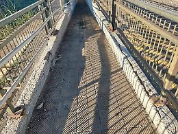 "La stazione cade a pezzi ma qui pensano solo a far festa"