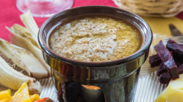Un'esplosione di sapori piemontesi: La Cena della Bagna Cauda!