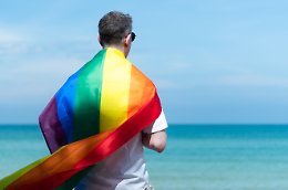 Legge il diario. Scopre che il figlio è gay, lo schiaffeggia e poi comincia ad umiliarlo