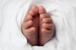 Bimba di pochi mesi maltrattata, arrestati i giovani genitori 