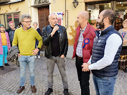 Castagne, frittelle e musica in piazza Maretta