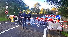 L'autista del pullman sente il ponte vibrare: chiuso al traffico