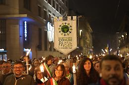 Guerra in Medio Oriente: migliaia di fiaccole della pace in centro a Torino