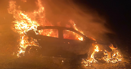 L’auto prende fuoco mentre sono a cena al ristorante

