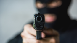 Tranquillizza una cliente in fila e poi minaccia la farmacista con una pistola (VIDEO)