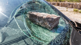 Follia in autostrada: uomo lancia sassi contro i veicoli in transito