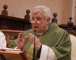 Bandiera della pace rimossa dalla facciata della chiesa: simboli e valori...