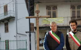 Una croce per ricordare dei morti inesistenti? L'idea dei due sindaci scatena la polemica