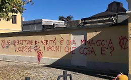No vax imbrattano il cimitero: "I vaccini uccidono"