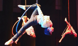 Cerchio trapezio e drappi di tessuto: ecco la scuola che sforna gli artisti del circo