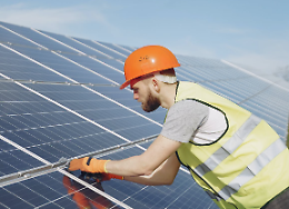 Il sindaco fa mettere i pannelli fotovoltaici sui loculi del cimitero