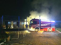 Batteria in cortocircuito, va a fuoco un garage (VIDEO)