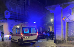 Terrore in centro: fidanzati litigano e prendono a pugni una vetrina 