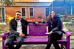 Panchine viola della gentilezza nel cortile del carcere