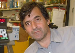 Se ne va giocando a bocce l'ultimo commerciante del paese, tra due mesi l'aspettava la pensione