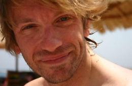 Gli amici artisti pagano il funerale di Davide Paludetto, morto appena cinque mesi dopo il padre Franz