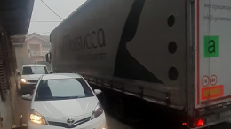 Viabilità da incubo in Canavese: i camion si incastrano e bloccano le strade