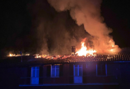 Fiamme in un tetto, evacuata un'intera famiglia
