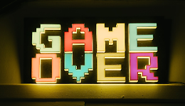 Perde 200 euro giocando alle slot machine e inizia a spaccare tutto