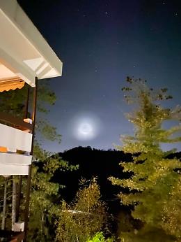 In cielo spunta una strana luce. Cos'era? La spiegazione arriva dalla Francia 