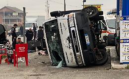 Camion piomba sul distributore di benzina: poteva essere una strage