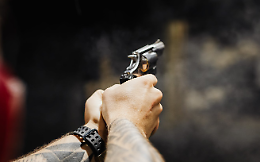 Punta la pistola al cassiere del supermarket: "Non farmi fare quello che non voglio"