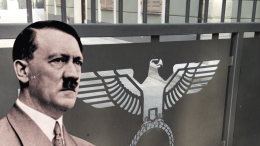 Si faceva chiamare "Nazi" e aveva un'aquila nazista sui cancelli di casa. Il giudice lo ha condannato a risarcire Anpi e comunità ebraica

