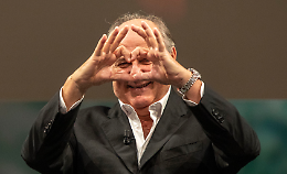 La rivincita dei boomer: Gerry Scotti è il meme dell'anno!