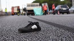 Ruba in due negozi del centro commerciale e poi scappa a piedi in tangenziale