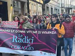 A Ivrea 700 denunce per violenza da inizio anno: un fiume di persone scende in piazza per far rumore
