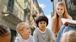 Bambini con il cuscino in mano ad ascoltare le "storie di Natale"
