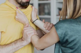 Ladri in pieno giorno: l'estetista gli salta al collo e li mette in fuga