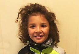 A 8 anni impenna come Brumotti e pedala forte in bicicletta