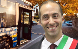 Sveglia all'alba per il sindaco Grassi, primo passeggero del nuovo bus per Torino