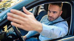 Guidava l'auto della madre morta, senza assicurazione e sotto sequestro