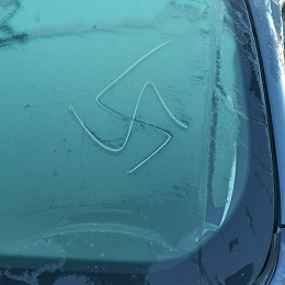 Svastiche e scritte inneggianti a Hitler dappertutto, pure sui vetri delle automobili!