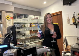 Noemi e il "Crazy Bar", un riferimento per il Borgo Nuovo. "Siamo vicini a 3 scuole: è un punto strategico"