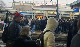 Treni cancellati e ritardi: folla sui binari 
