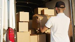 Ruba il furgone al corriere di Amazon e scappa via 