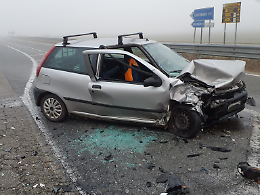 Terribile scontro tra due auto all'incrocio: una donna al pronto soccorso in gravi condizioni