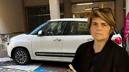 Perseguitata dalle auto davanti al negozio. Via il carico e scarico, avanti con le strisce blu. Una presa per i fondelli?
