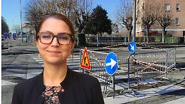 Cittadini in festa per il buco sulla strada. E' da un anno che sta lì!